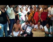 मथुरा डबल मर्डर : हत्यारे अबतक आजाद, होली गेट चौराहे पर भूख हड़ताल पर बैठा पीड़ित परिवार