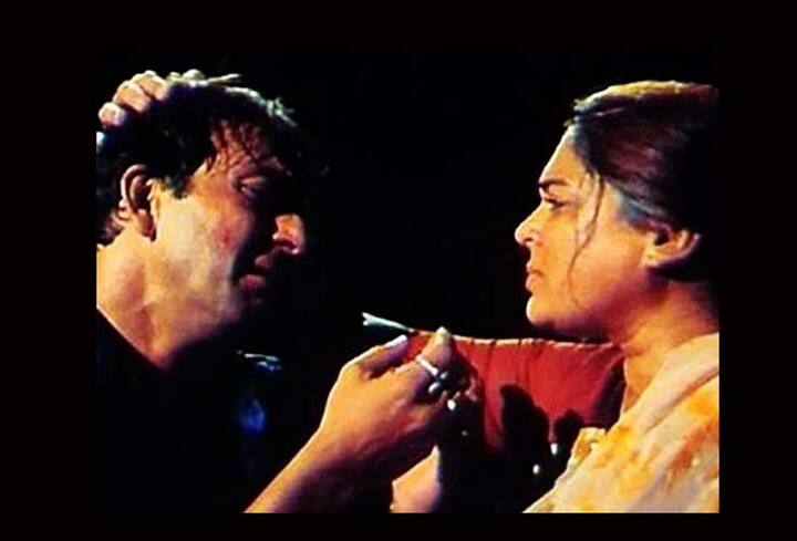 रीमा लागू ने शांता देवी के रूप में संजय दत्त की फिल्म वास्तव में अपने अभिनय का बेजोड़ जलवा दिखाया था.