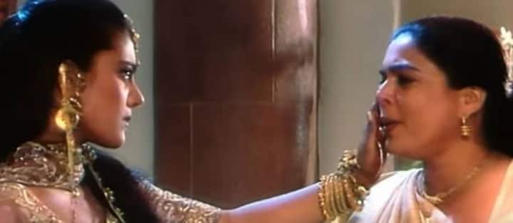 करण जौहर की हिट फिल्म 'कुछ कुछ होता है' में रीमा लागू ने काजोल की मां का किरदार निभाया था. इस फिल्म में रीमा ने ऐसी मां का किरदार निभाया जो कि अपनी बेटी के प्यार को समझती है.