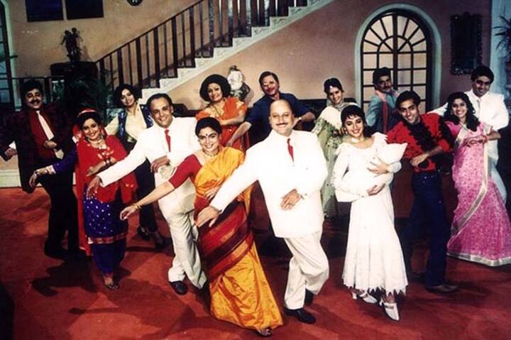 घर-घर में मशहूर हुई फिल्म 'हम आपको हैं कौन' में रीमा लागू ने माधुरी दीक्षित की मां का किरदार निभाया था.