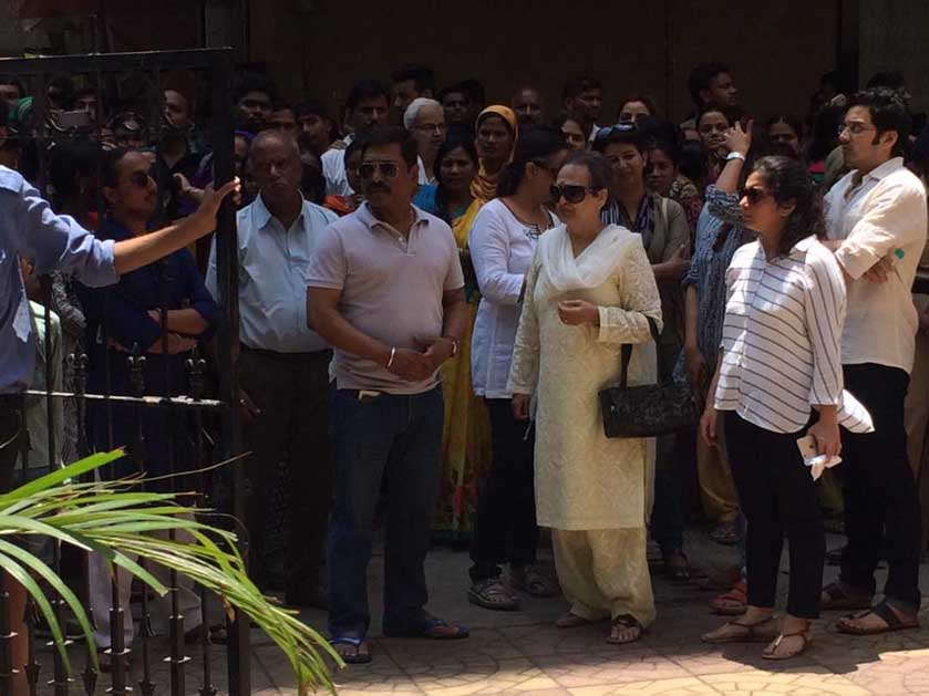 PICS & VIDEO: रीमा लागू के परिवार को सांत्वना देने उनके घर पहुंचे आमिर खान सहित कई सितारे