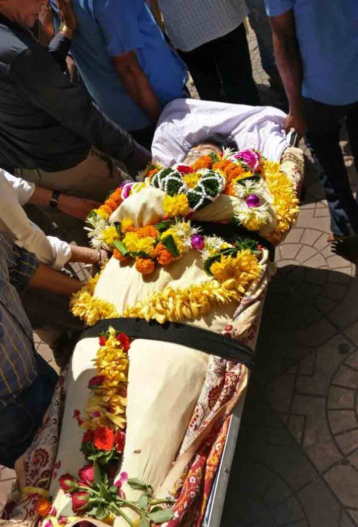 कुछ समय पहले रीमा लागू के पार्थिव शरीर को अंतिम दर्शन के लिए घर लाया गया है. Photo courtesy : Vinay Raul (Maharashtra Times)