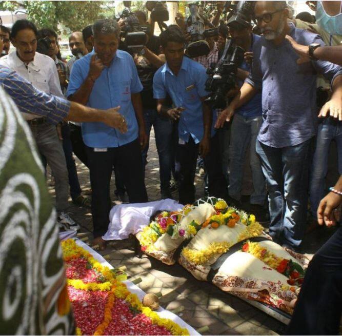 रीमा लागू की अंतिम यात्रा में शामिल लोग. (तस्वीर - मानव मंगलानी)