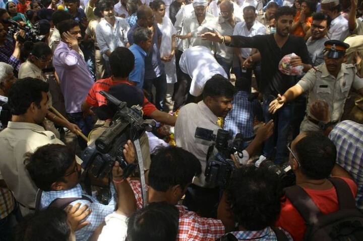 रीमा लागू की अंतिम यात्रा में शामिल लोग. (तस्वीर - मानव मंगलानी)