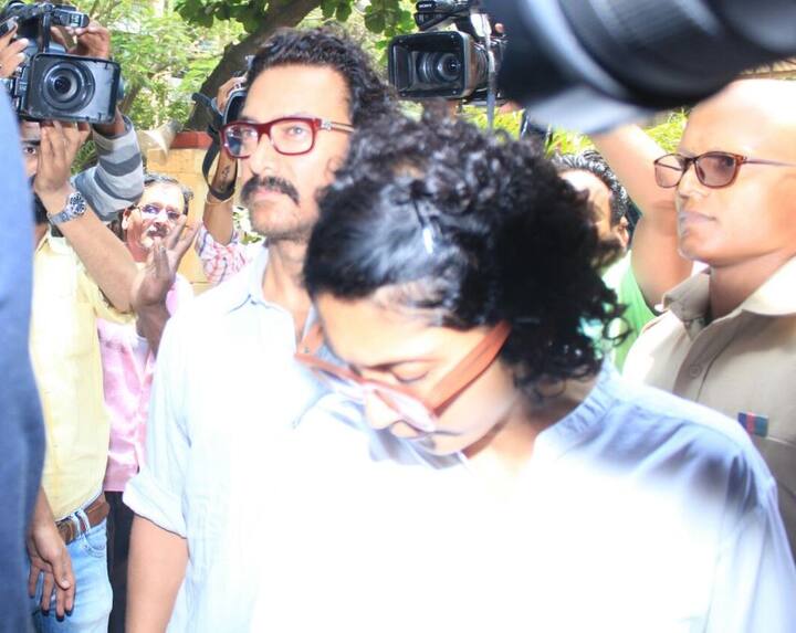 दिग्गज फिल्म और टीवी अभिनेत्री रीमा लागू का बीती रात दिल का दौरा पड़ने से निधन हो गया. 59 साल की रीमा लागू ने बीती रात मुंबई के एक अस्पताल में आखिरी सांस ली. उन्हें बुधवार आधी रात को यहां भर्ती कराया गया था. फिल्मों में मां के रोल में वो काफी लोकप्रिय हुई थीं. उनके मौत की खबर से पूरे बॉलीवुड में शोक की लहर है. सुपरस्टार आमिर खान, पत्नी किरण राव, पूर्व पत्नी रीना दत्त, 'दंगल गर्ल' फातिमा सना शेख और सान्या मल्होत्रा रीमा लागू के परिवार को सांत्वना देने उनके घर पहुंचे. आगे देखिए तस्वीरें...(सभी तस्वीरें- मानव मंगलानी)