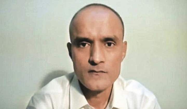 इंटरनेशनल कोर्ट ऑफ जस्टिस ने आज पूर्व भारतीय नौसैनिक कुलभूषण जाधव पर अपना फैसला सुना दिया है. इंटरनेशनल कोर्ट ऑफ जस्टिस से भारत को बड़ी जीत हांसिल हुई है. कोर्ट ने कहा कि अंतिम फैसले तक पाकिस्तान कुलभूषण जाधव को फांसी नहीं दे सकता है.