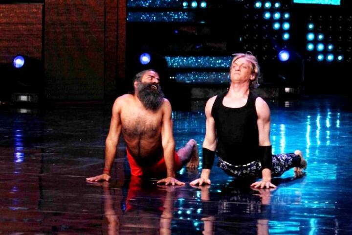 योग गुरु बाबा रामदेव स्टार प्लस के मशहूर डांस रियलिटी शो 'नच बलिए 8' के आने वाले एपिसोड में योग सिखाते नजर आएंगे.