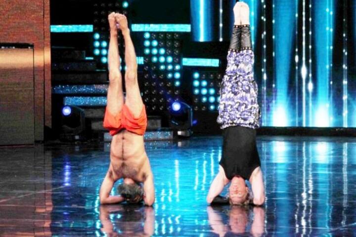 जजों के अलावा बाबा राम देव शो के कंटेस्टेंट्स के साथ भी योग करते नजर आए.