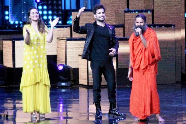 पतंजलि ब्रांड की तरफ से स्पॉन्सर्ड 'नच बलिए 8' के सेट पर रामदेव कड़ी सुरक्षा के बीच पहुंचे.