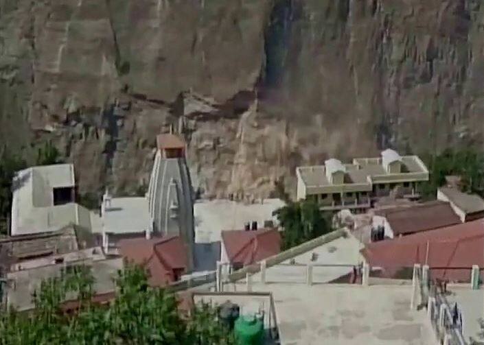 Uttarakhand Landslide Near Vishnuprayag On Badrinath Route भूस्खलन से बद्रीनाथ हाईवे बंद, करीब 15000 टूरिस्ट फंसे