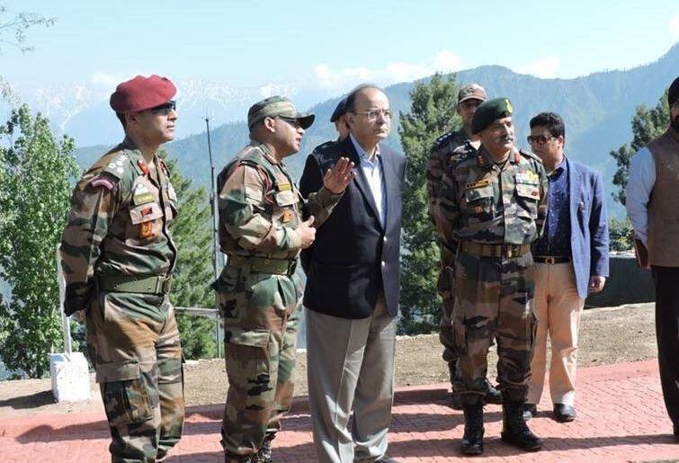 अरुण जेटली ने LoC पर सैनिकों से की मुलाकात, सेना के धैर्य-दृढ़ संकल्प को सराहा Defence Minister Arun Jaitley Visits Loc अरुण जेटली ने LoC पर सैनिकों से की मुलाकात, सेना के धैर्य-दृढ़ संकल्प को सराहा