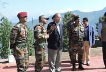 अरुण जेटली ने LoC पर सैनिकों से की मुलाकात, सेना के धैर्य-दृढ़ संकल्प को सराहा