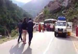 बदरीनाथ धाम के रास्ते में पहाड़ खिसकने से करीब डेढ़ हजार यात्री फंसे, रास्ता खुलने तक यात्रा ठप