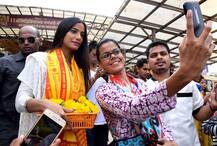 सिद्धि विनायक मंदिर पहुंची अभिनेत्री पूनम पांडे, देखें तस्वीरें