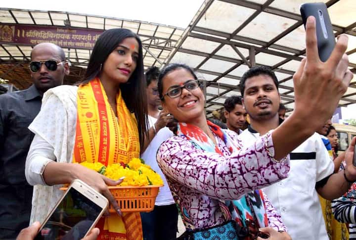 जब पूनम पांडे यहां पहुंची तो वहां मौजूद लोग उनके साथ सेल्फी लेते नज़र आए.