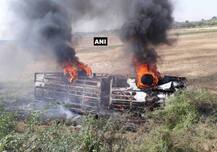 यूपी के बांदा में दर्दनाक हादसा, बस पर हाईटेंशन तार गिरने से 4 लोगों की मौत, घायलों से मिले योगी