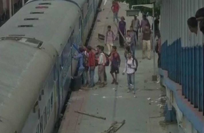 West Bengal Students Vandalise Train While Demanding Special Train पश्चिम बंगाल: न्यू जलपाईगुड़ी स्टेशन पर बवाल, परीक्षा देने आए छात्रों का स्पेशल ट्रेन की मांग को लेकर हंगामा