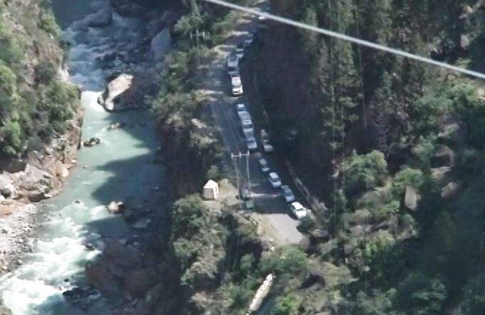 बद्रीनाथ जानेवाले हाइवे पर 20-25 किलोमीटर लंबा जाम, 10,000 से ज्यादा गाड़ियां फंसी Badrinath Highway Jam More Than 10000 Travelers Stuck In बद्रीनाथ जानेवाले हाइवे पर 20-25 किलोमीटर लंबा जाम, 10,000 से ज्यादा गाड़ियां फंसी