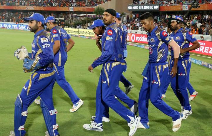 हैदराबाद के राजीव गांधी इंटरनेशनल क्रिकेट स्टेडियम में आज रात 8 बजे मुंबई इंडियंस और राइजिंग पुणे सुपरजाएंट के बीच आईपीएल का फाइनल मुकाबला खेला जाना है. इस मुकाबले से पहले दोनों ही टीमें जीत का दम भर रही हैं. आईपीएल के इस अहम मुकाबले से पहले हम आपको बता रहे हैं कि मुंबई इंडियंस की टीम में कौन कौन से खिलाड़ी ऐसे हैं, जो मुंबई को फाइनल में खिताब दिलाने का दम रखते हैं.