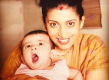 इंस्टाग्राम पर स्मृति ईरानी ने शेयर किया अपने बेटे जौहर के साथ की पुरानी तस्वीर