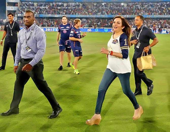 इससे पहले भी नीता अंबानी मैदान पर टीम के खिलाड़ियों के साथ जीत का ऐसा ही जश्न मना चुकी हैं.