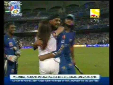 साल 2010 में मुंबई टीम की जीत के बाद हरभजन सिंह ने नीता को अपनी गोद में उठा लिया था. जिसके बाद उनकी ये तस्वीर बेहद वायरल भी हुई थी. सौजन्य: यूट्यूब