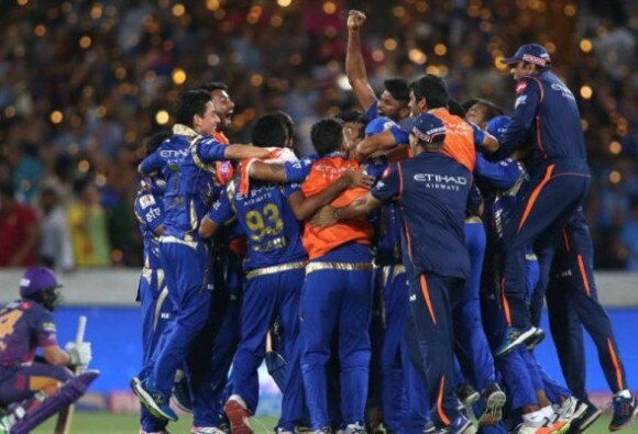 Mumbai Indians Win Ipl 2017 Abhishek Bachchan Ranveer Singh Are The Happiest IPL 2017 की चैंपियन बनी मुंबई इंडियंस, बॉलीवुड हस्तियों ने कुछ इस अंदाज में किया खुशी का इजहार