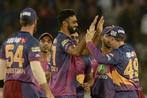 कल के मुकाबले में परफेक्ट कैच का अवार्ड जयदेव उनादकट को मिला. जिसके लिए बतौर राशी उन्हें 1 लाख रूपये का ईनाम मिला.