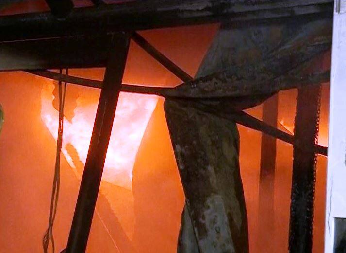 दिल्ली: चांदनी चौक में आग से करीब 150 दुकानें जलकर खाक, अलका लांबा के खिलाफ हुई नारेबाजी Fire Breaks Out At A Shop In Chandni Chowks Moti Bazar Area दिल्ली: चांदनी चौक में आग से करीब 150 दुकानें जलकर खाक, अलका लांबा के खिलाफ हुई नारेबाजी