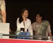 दिल्ली के चांदनी चौक में भीषण आग : दमकल क्रेन पर एक घंटे फंसी रहीं MLA अलका लांबा