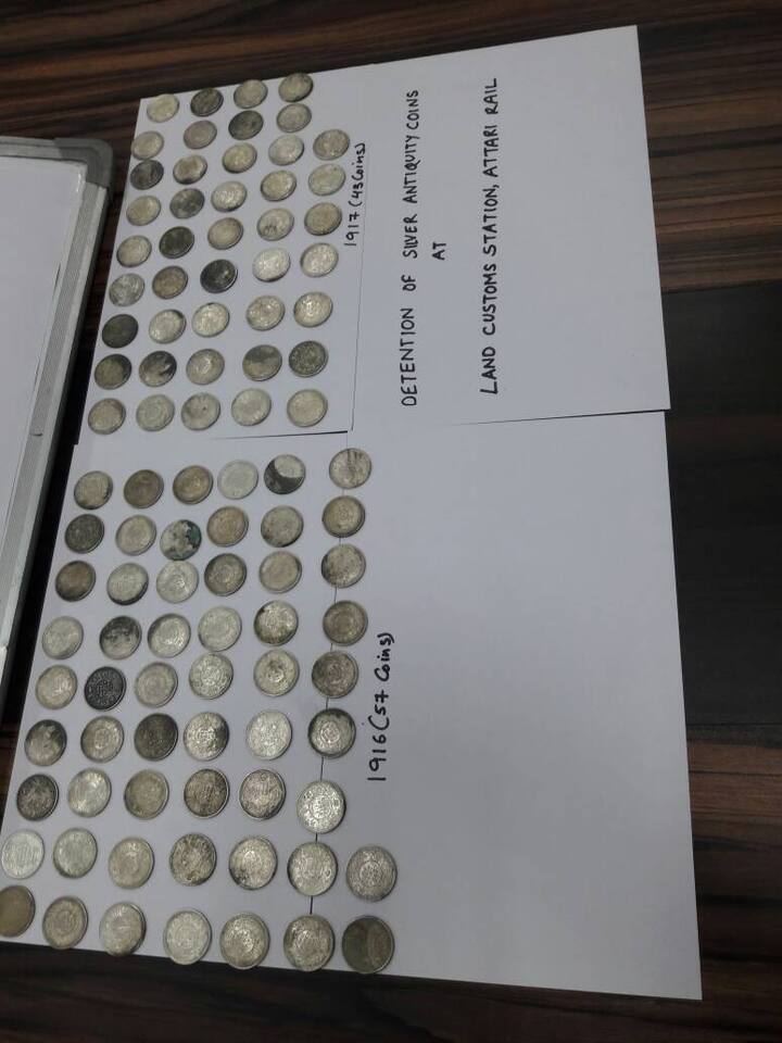 कस्टम विभाग ने अटारी से 250 से अधिक चांदी के दुर्लभ सिक्के बरामद किए हैं. अटारी रेल से पाकिस्तानी पैसेंजर के पास से यह बरामदगी हुई है...आगे जानिए...