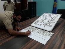 देखें तस्वीरें : कस्टम विभाग ने अटारी से बरामद किए 250 से अधिक चांदी के दुर्लभ सिक्के