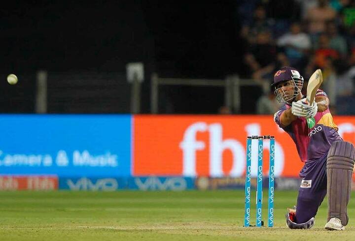 महेंद्र सिंह धोनी भी इस आईपीएल में अपने नाम के हिसाब से परफॉर्म नहीं कर पाए हैं. धोनी ने इस साल आईपीएल में 16 मैच खेले हैं, जिसमें वे सिर्फ 290 रन ही बना पाएं. धोनी की टीम आरपीएस फाइनल तक पहुंची जरूर, लेकिन मुंबई इंडियंस ने उसे 1 रन से हराकर खिताब अपने नाम कर लिया. 