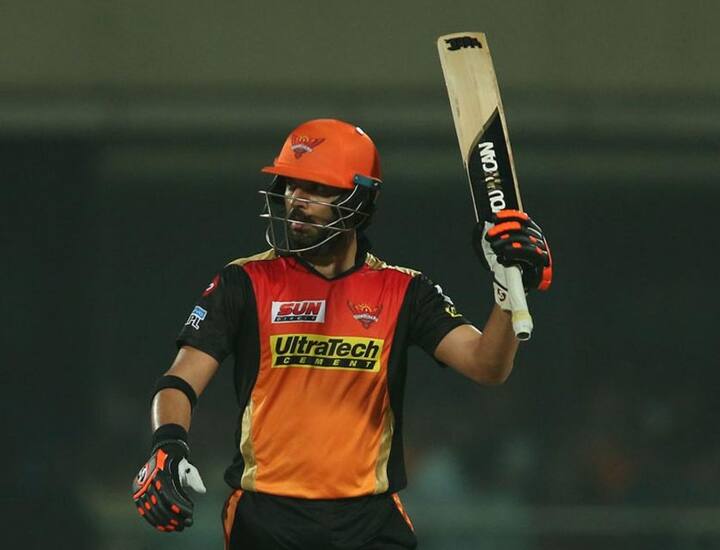 आईपीएल में हैदराबाद की टीम से खेल रहे युवराज सिंह का प्रदर्शन भी तारीफ के काबिल नहीं रहा हैं. इस सीजन में उन्होंने 12 मैच खेले हैं, जिसमें 252 रन बनाएं हैं और सिर्फ 1 विकेट लिए हैं. फैंस युवी से उम्मीद कर रहे हैं कि वो चैम्पियंस ट्रॉफी में टीम इंडिया के लिए अच्छा प्रदर्शन करेंगे.