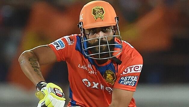 इस आईपीएल में सबसे ज्यादा जिस खिलाड़ी ने निराश किया है वो हैं रवींद्र जडेजा. इस सीजन में गुजरात लायंस की टीम से जडेजा ने 12 मैच खेले, जिसमें सिर्फ 158 रन ही बना पाए. वहीं विकेट के मामले में भी वो काफी पीछे रहे हैं. इस साल उन्होंने सिर्फ 5 विकेट ही लिए हैं.