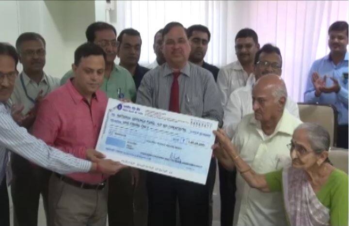 84 Yr Old Man Donated Rs 1 Crore From His Lifes Saving To Help Armed Forces गुजरात के 84 साल के शख्स ने अपनी जिंदगी की सारी कमाई कर दी 'सेना' को दान
