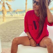 स्पेन में छुट्टियां मना रही हैं एशिया की तीसरी सबसे खूबसूरत महिला निया शर्मा