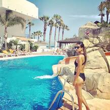 स्पेन में छुट्टियां मना रही हैं एशिया की तीसरी सबसे खूबसूरत महिला निया शर्मा