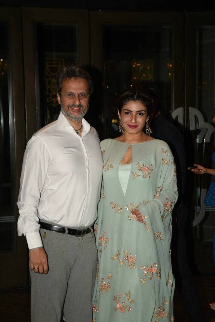 समारोह में बॉलीवुड एक्ट्रेस रवीना टंडन अपने पति अनिल ठडानी के साथ दिखाई दीं.