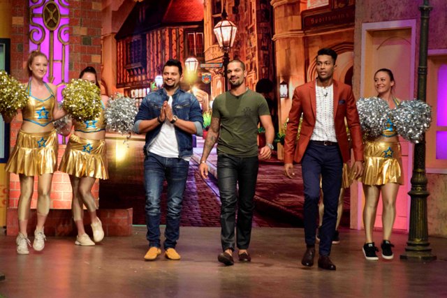 IN PIC: द कपिल शर्मा शो में पहुंची इंडियन टीम की \'तिकड़ी\', शो का सेट बना क्रिकेट ग्राउंड