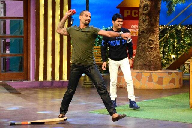 इस दौरान शिखर धवन ने गेंदबाजी भी की.