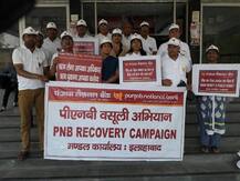 इलाहाबाद: 65 करोड़ का लोन न भरने पर बैंक के अधिकारियों ने की BJP विधायक के घर \'गांधीगिरी\'