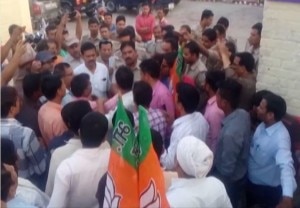 मुरादाबाद: BJP नगर अध्यक्ष पर दरोगा पर धारदार हथियार से हमला करने और वर्दी फाड़ने का आरोप