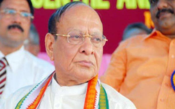 Vaghela Goes Missing From Congress Banners Posters गुजरात में कांग्रेस के पोस्टरों में शंकर सिंह वाघेला की तस्वीर नहीं