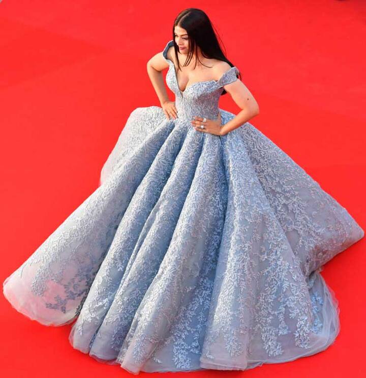 इस तस्वीर में ऐश्वर्या राय डिजाइनर Michael Cinco की पाउडर ब्लू बालगाउड ड्रेस पहनी दिखाई दे रही हैं.