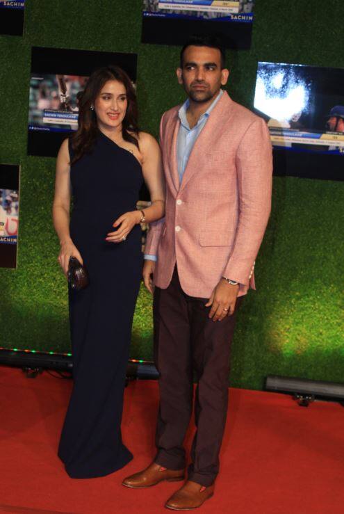 सचिन की फिल्म के प्रीमियर पर क्रिकेटर जहीर खान और सागरिका घाटगे भी दिखाई दिए.