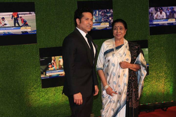 गायिका आशा भोसले भी सचिन की फिल्म देखने पहुंची.