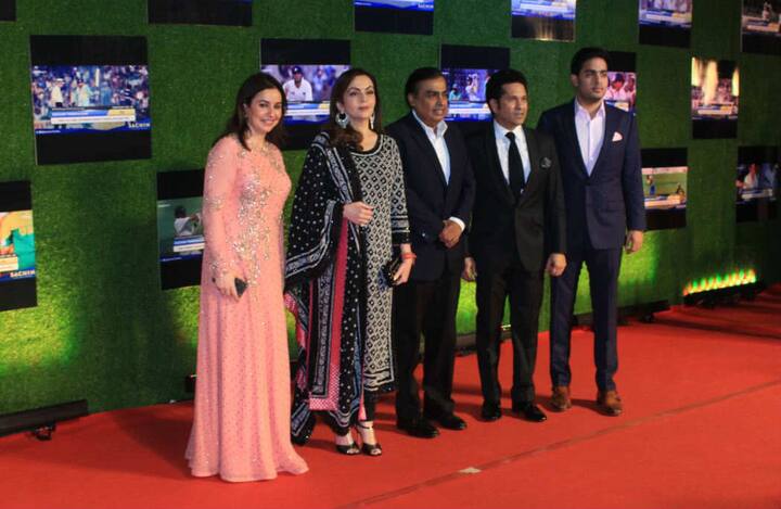 सचिन के बुलावे पर दिग्गज उद्योगपति मुकेश अंबानी और उनकी पत्नी नीता अंबानी भी फिल्म के प्रीमियर में पहुंची.