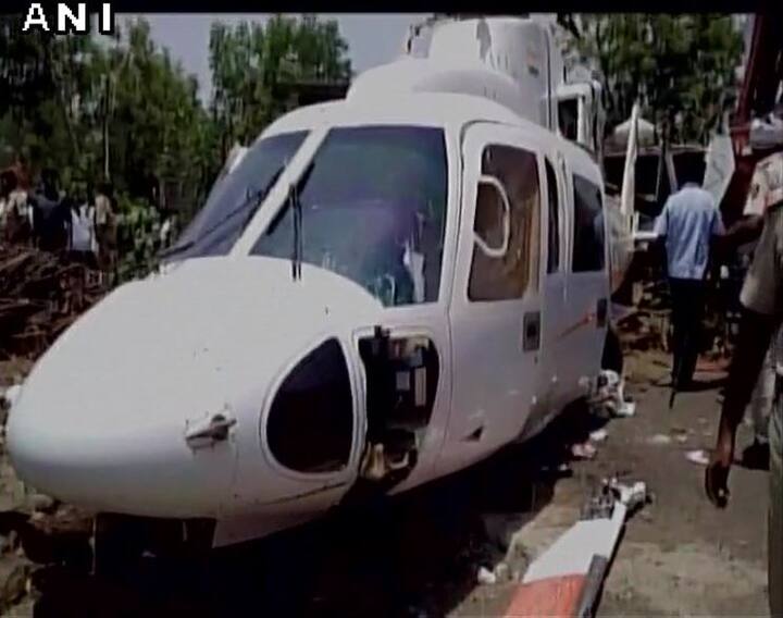 इसके बाद लौटते वक्त सीएम फडणवीस के चॉपर उड़ान भरते वक्त कुछ गड़बड़ी हुई और चॉपर क्रैश लैंड हो गया. 