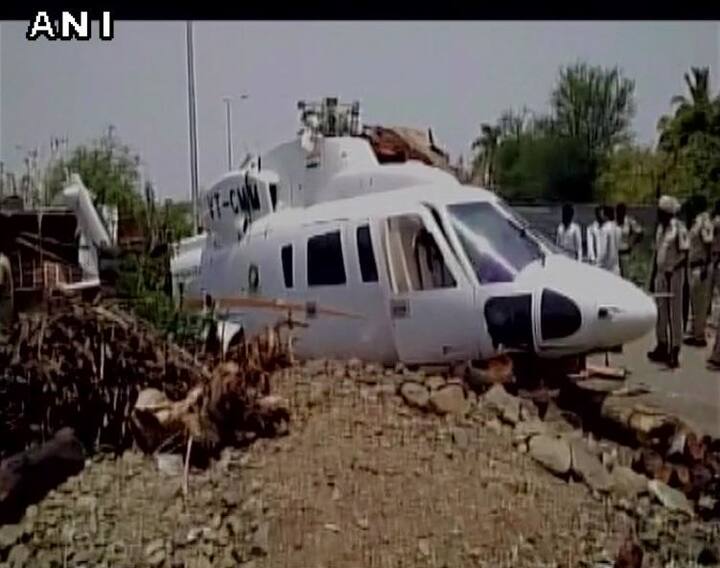 सीएम देवेंद्र फडणवीस की पत्नी अमृता फडणवीस ने एबीपी न्यूज़ से बातचीत में कहा कि मेरे पास अभी हादसे की पूरी जानकारी नहीं है. लेकिन भगवान के आशिर्वाद से सभी लोग सुरक्षित हैं. उन्होंने बताया कि देवेंद्र अपना आगे का कार्यक्रम जारी रखेंगे.